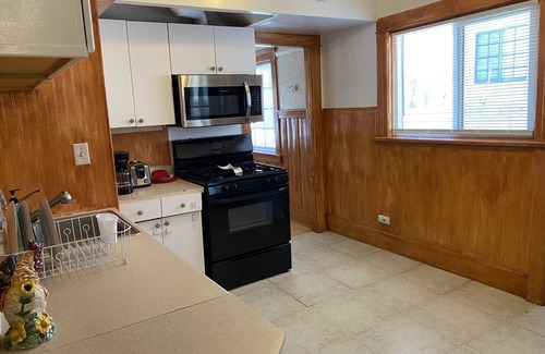 Sunset Park House | Cozy Santa Monica 2BD House with drive way.