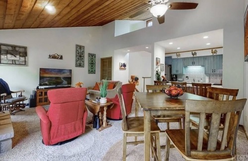 Sapphire House | Cozy Sapphire Townhome