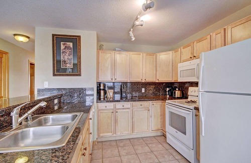 Wildernest Condo | Cozy Ski Condo with Beautiful Mountain Views and Hot Tub - 522 Watch Hill