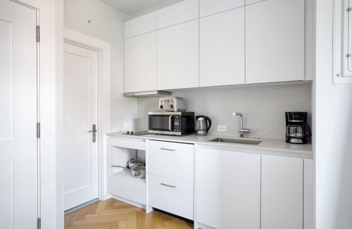 Columbus Apartment | Cozy South End Studio near T, Shops + Dining, by Blueground