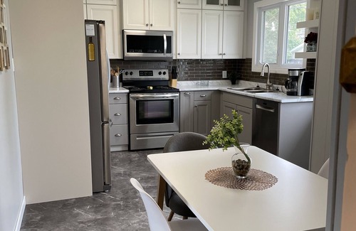 Saskatoon House | Cozy Space, 5mins to outdoor pools, shops, and restaurants.