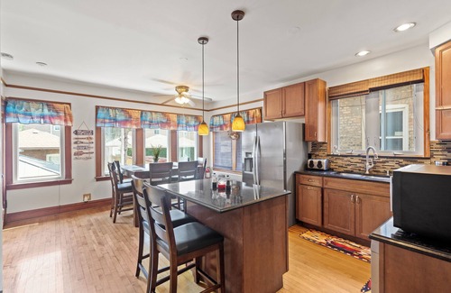 Berwyn House | Cozy & Spacious 2-bedroom Oasis in welcoming Berwyn with WiFi+POOL table