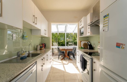 Mission Bay House | Cozy Spacious Coastal Villa 100m from Mission Bay beachn