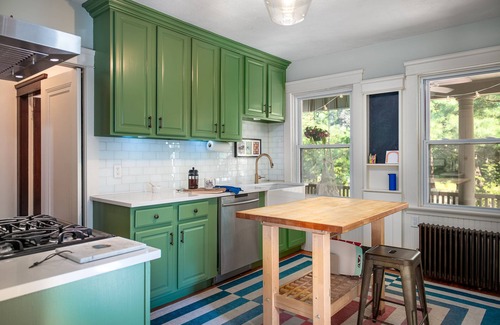South Providence Apartment | Cozy & Spacious home next to Gorgeous City Park - Outdoor Dining, Hot Tub & Gym!