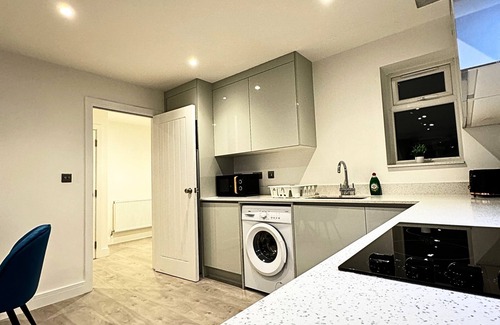 Ashford Apartment | Cozy Stay Near Heathrow Airport with EV Charger