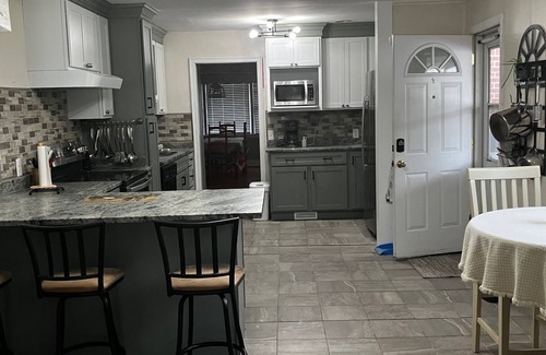 Cayce House | Cozy Stay Near USC, Downtown Columbia & Fort Jackson