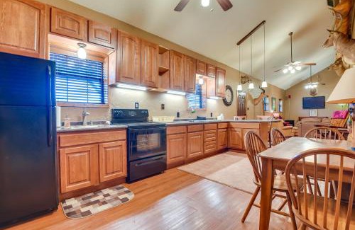 Palo Pinto County House | Cozy Strawn Cabin with Pool Access - Near Lake!