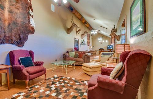 Palo Pinto County House | Cozy Strawn Cabin with Pool Access - Near Lake!