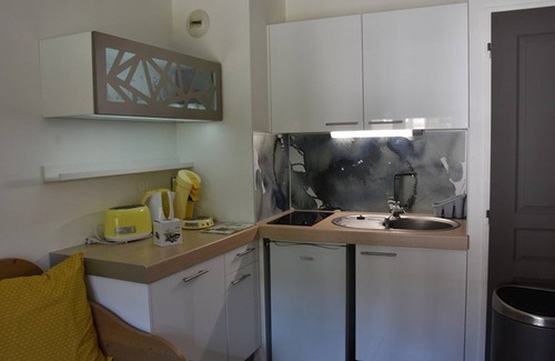Montgenevre Apartment | Cozy Studio Cabin Opposite Montgenèvre Slopes with Wi-Fi and Ski Locker