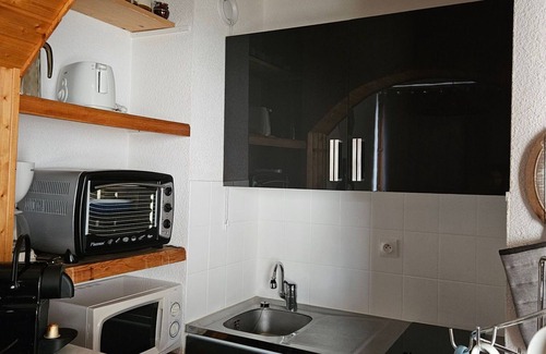 La Toussuire Apartment | Cozy Studio for 4 with Balcony View, Ski-In/Ski-Out, Heart of Fontcouverte-la-Toussuire