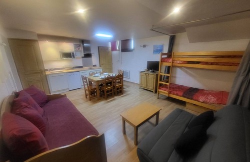 Montgenevre Apartment | Cozy studio for 4 on the slopes with WiFi in Montgenèvre