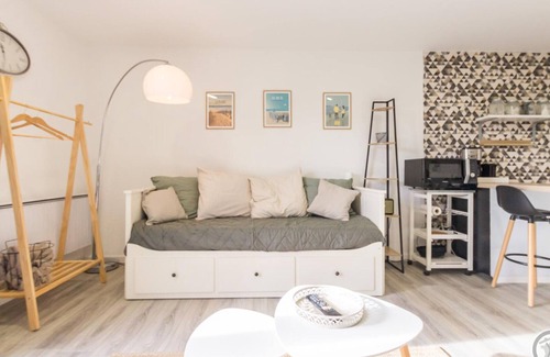 Carentan les Marais Apartment | Cozy Studio in Heart of Cotentin Marshlands - Perfect for Bird Watching and WWII Sites Exploration