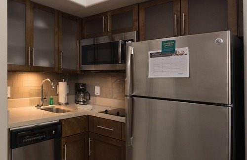 Lake Jackson Apartment | Cozy Studio. Free Breakfast Buffet. Outdoor Pool.