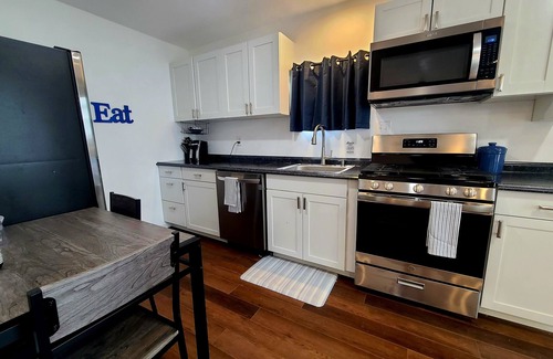 Sugar House Apartment | Cozy Studio in beautiful SugarHouse, King Bed, WiFi, AC