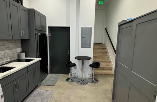 North Admiral Apartment | Cozy studio in enchanting Seattle with AC, WiFi