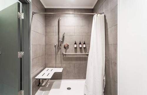 Meriden Apartment | Cozy Studio in Metro Meriden with Pool and Gym