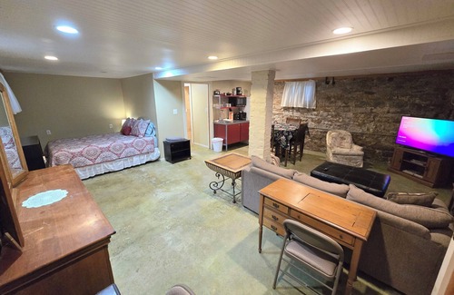 Upper East Side Apartment | Cozy studio on the Fashionable East Side of Milwaukee