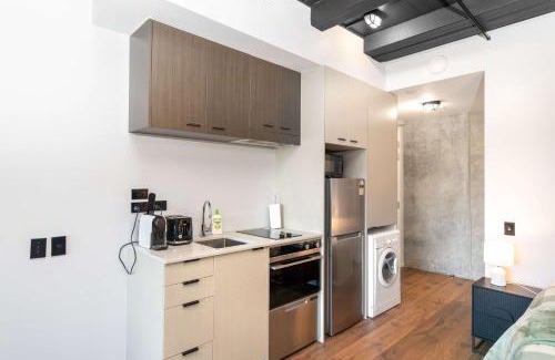 Petone Apartment | Cozy Studio - Private Balcony Bath and Tub