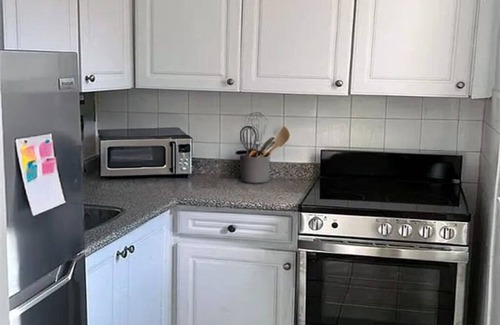 Thorncliffe Park Apartment | Cozy Studio Retreat in Leaside