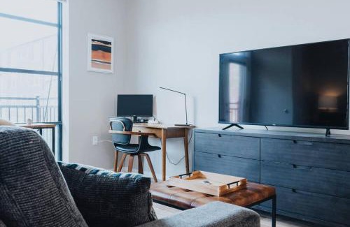 DeBaliviere Place Apartment | Cozy Studio w Pool & WFH Setup St Louis
