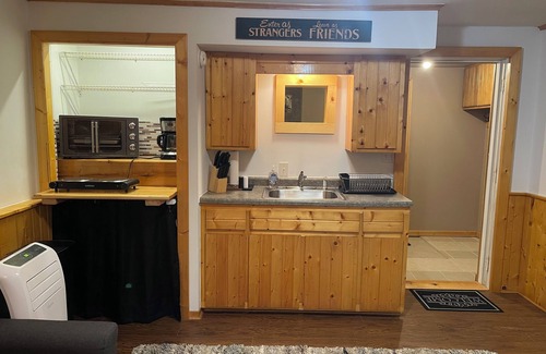 Oscoda Apartment | Cozy studio with AC and WiFi. Central for tourist sites in Oscoda. family of 4.