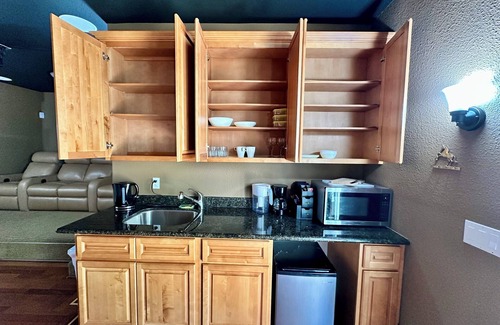 Silver Creek Apartment | Cozy studio with Kitchenette, WiFi and AC in enchanting San Jose.
