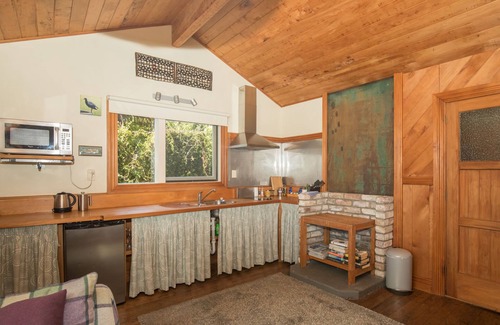 Punakaiki Cottage | Cozy studio with outside bath tub