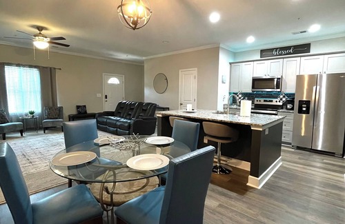 Stockbridge House | Cozy Stylish Townhome - 2 Bd 30+ Day Vacation Rental