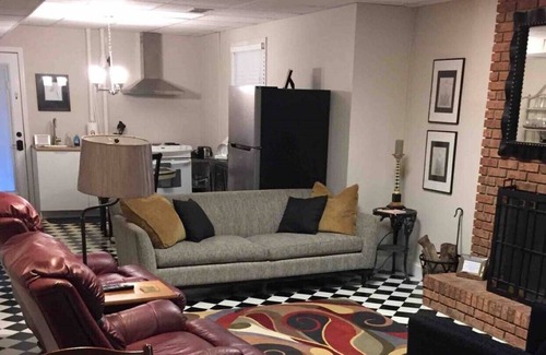 Hickory Apartment | Cozy Suite on Cedars 1300sq ft (ONE LEVEL)