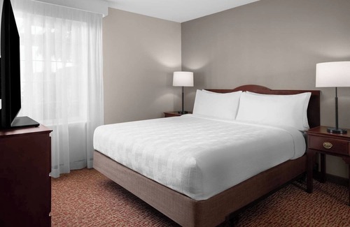 Hillsboro Hotel | Cozy Suite w/Fully Equipped Kitchen & Separate Living Areas – Ideal for Groups