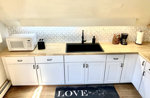 Bridgeport Apartment | Cozy + Sunny Coastal Apt by Long Island Sound