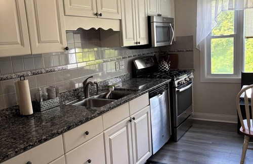 Westvale House | Cozy Syracuse Home - minutes to NYS Fairgrounds, Destiny USA, SU, Armory Square