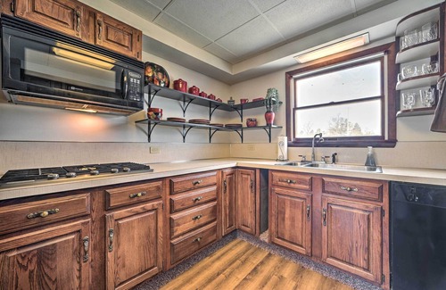 Tawas City House | Cozy Tawas City Home w/Views of Lake Huron!
