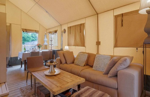 Pittem House | Cozy Tent Lodge in Pittem with Veranda and Barbecue