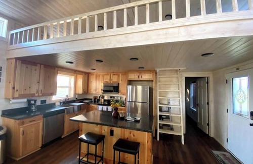 Paige Cabin | Cozy Texas Cabin w/Deck, Pond and Full kitchennn