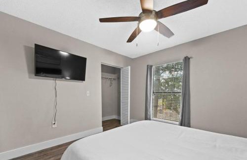 University Apartment | Cozy Townhouse - Gym Pool Golf Fast WiFi 2B2B