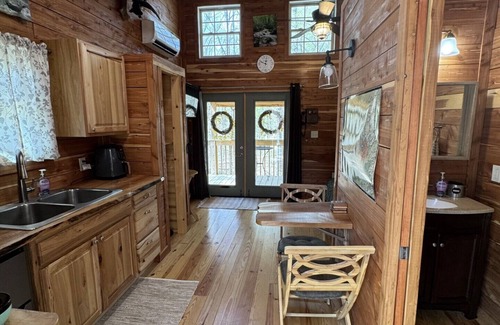 Walland Cabin | Cozy Treehouse in Walland.