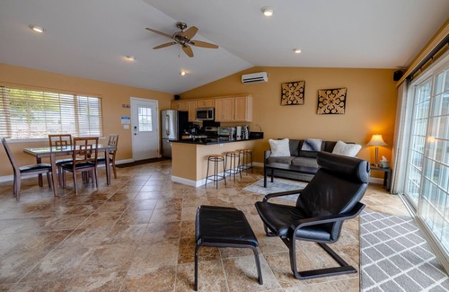 Hilo House | Cozy Tropical Retreat Guest House with AC