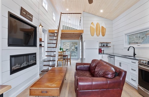 Turkey Point Cabin | Cozy Turkey Point Tiny Home 1 min walk to the beach with Jacuzzi Hottub!