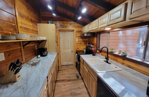 Pinetop-Lakeside Cabin | Cozy Two Bedroom Cabin with Fireplace!