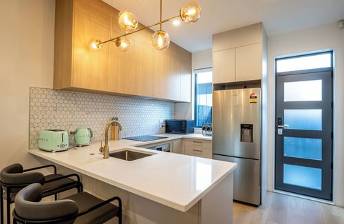 Flat Bush House | Cozy Two- Bedroom Townhouse with garden Unit 17