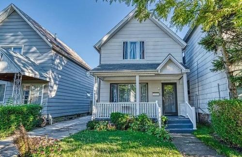 Front Park Apartment | Cozy Updated 3-BR apartment near Peace Bridge