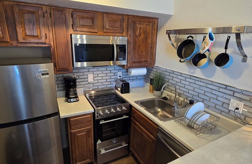 Oklahoma City Apartment | Cozy Updated Cove of Heaven, 5 mins from Lake Hefner and mall. Centrally located