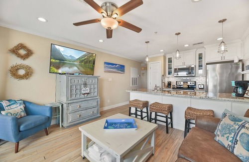 Galveston Condo | Cozy & Updated, W/D in condo, Dog Friendly!