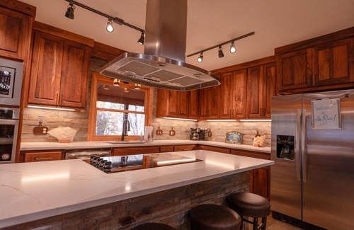 Wilburn Cabin | Cozy, upscale cabin with best view and fishing on the river!