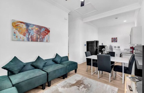Milan House | Cozy Uptown 2 Bedroom Home w/3 Beds & Parking