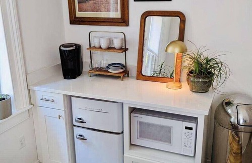 Jackson Ward House | Cozy Urban Oasis in Historic Home FREE Private Parking Included