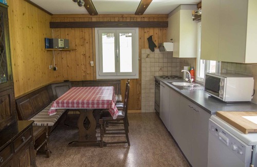 Adelboden House | Cozy vacation chalet with lots of space and seating area