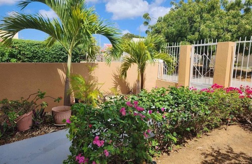Mahuma House | Cozy Vacation Home in quiet area, close to stores, the airport, beaches & more!