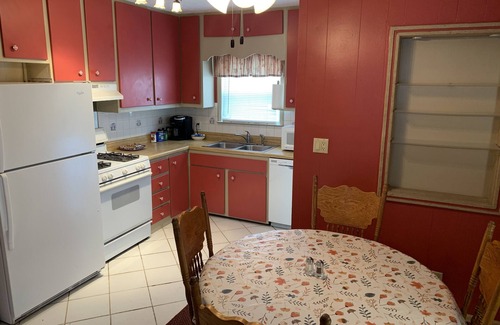 Lumberton House | Cozy Vacation Home, Jacuzzi Tub, Fenced Backyard